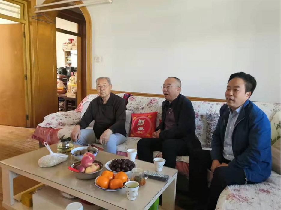 集團(tuán)領(lǐng)導(dǎo)重陽(yáng)節(jié)走訪看望離退休老干部(圖1) 集團(tuán)領(lǐng)導(dǎo)重陽(yáng)節(jié)走訪看望離退休老干部(圖1)