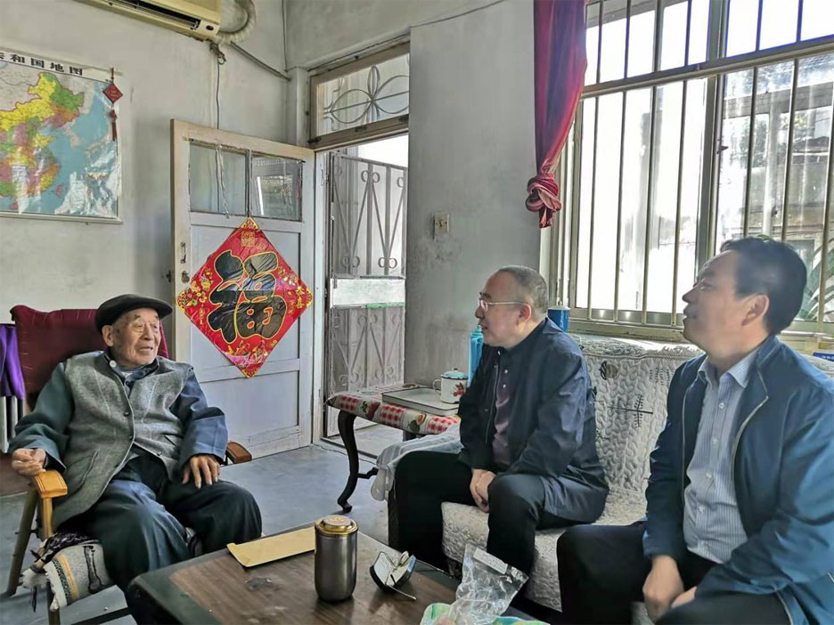 集團(tuán)領(lǐng)導(dǎo)重陽(yáng)節(jié)走訪看望離退休老干部(圖2) 集團(tuán)領(lǐng)導(dǎo)重陽(yáng)節(jié)走訪看望離退休老干部(圖2)
