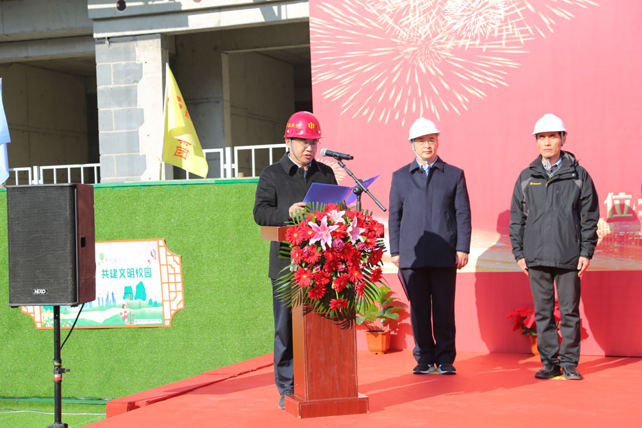 集團公司董事長孫涌出席中國海洋大學浮山校區人才公寓項目封頂儀式(圖2) 集團公司董事長孫涌出席中國海洋大學浮山校區人才公寓項目封頂儀式(圖2)