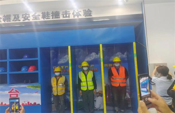 青島自貿片區?中德生態園建筑工人全員體驗式安全教育培訓在榮華(青島)建科“省級建筑施工安全和裝配式施工體驗式教育基地”體驗館內正式啟動(圖8) 青島自貿片區?中德生態園建筑工人全員體驗式安全教育培訓在榮華(青島)建科“省級建筑施工安全和裝配式施工體驗式教育基地”體驗館內正式啟動(圖8)
