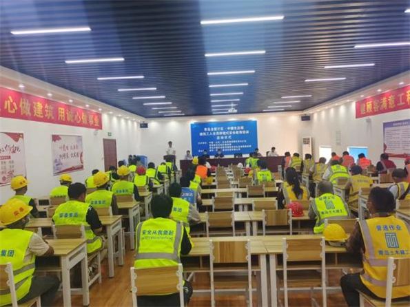 青島自貿片區?中德生態園建筑工人全員體驗式安全教育培訓在榮華(青島)建科“省級建筑施工安全和裝配式施工體驗式教育基地”體驗館內正式啟動(圖2) 青島自貿片區?中德生態園建筑工人全員體驗式安全教育培訓在榮華(青島)建科“省級建筑施工安全和裝配式施工體驗式教育基地”體驗館內正式啟動(圖2)