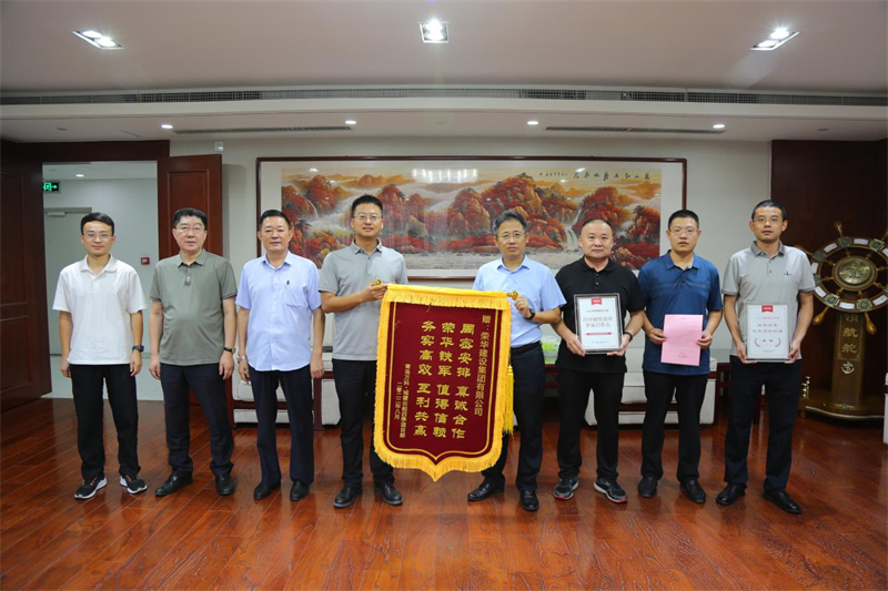 開發區分公司第五十四項目部收到青島萬科公司送來的錦旗及表揚信(圖2) 開發區分公司第五十四項目部收到青島萬科公司送來的錦旗及表揚信(圖2)